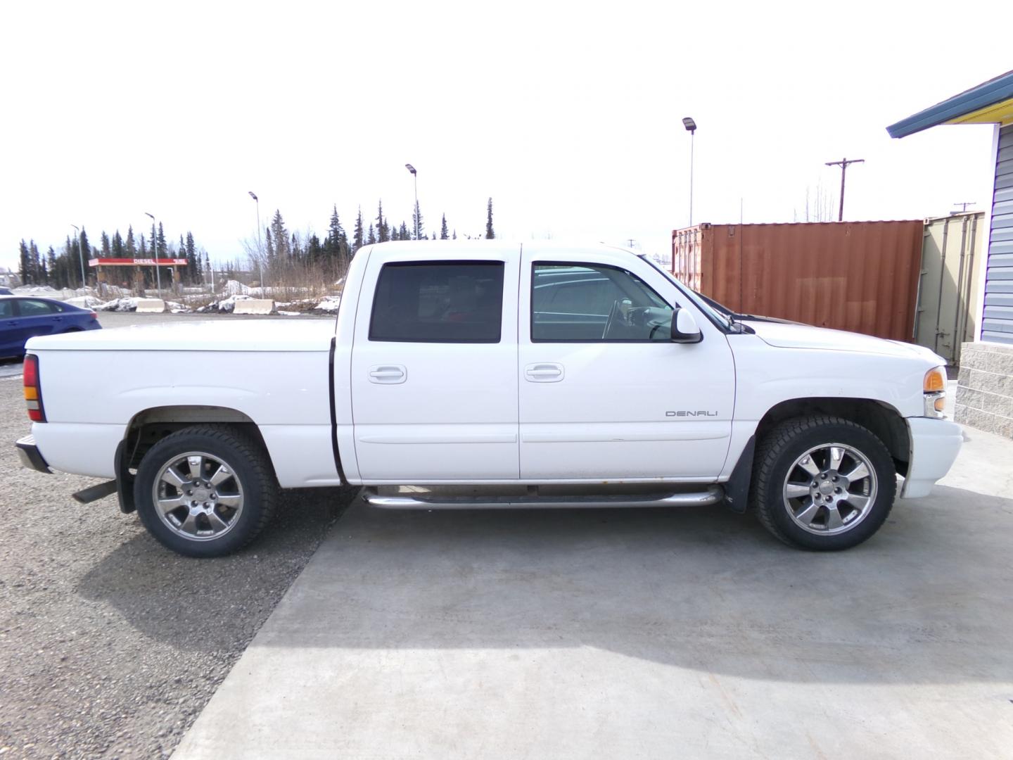 2007 White /Black GMC Sierra Classic 1500 Denali Crew Cab AWD (2GTEK63N471) with an 6.0L V8 OHV 16V engine, 4-Speed Automatic Overdrive transmission, located at 2630 Philips Field Rd., Fairbanks, AK, 99709, (907) 458-0593, 64.848068, -147.780609 - Photo#2